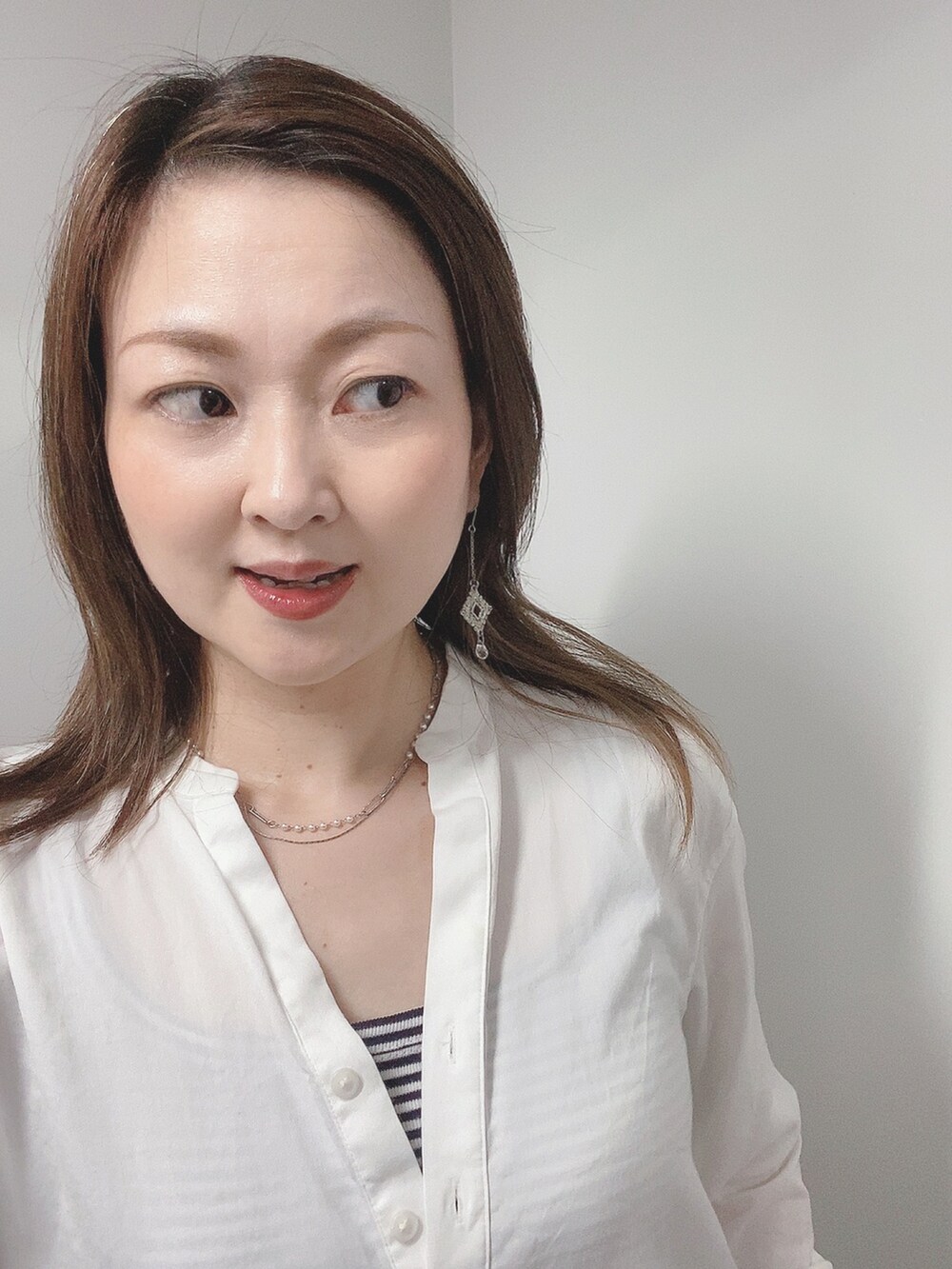 ホワイト系のシャツ/ブラウス、ブルー系のデニムパンツ、ブラック系のサンダルを着用したレディースの夏コーディネートの4枚目の写真