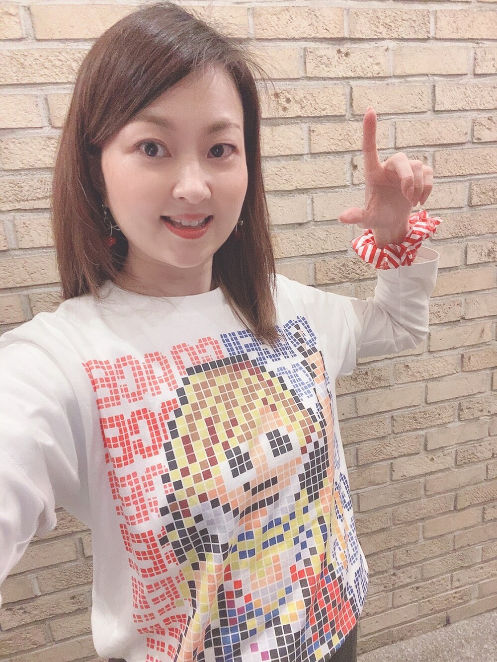 ホワイト系のTシャツ/カットソー、グレー系のスカート、ホワイト系のレインシューズを着用したレディースの春コーディネートの4枚目の写真