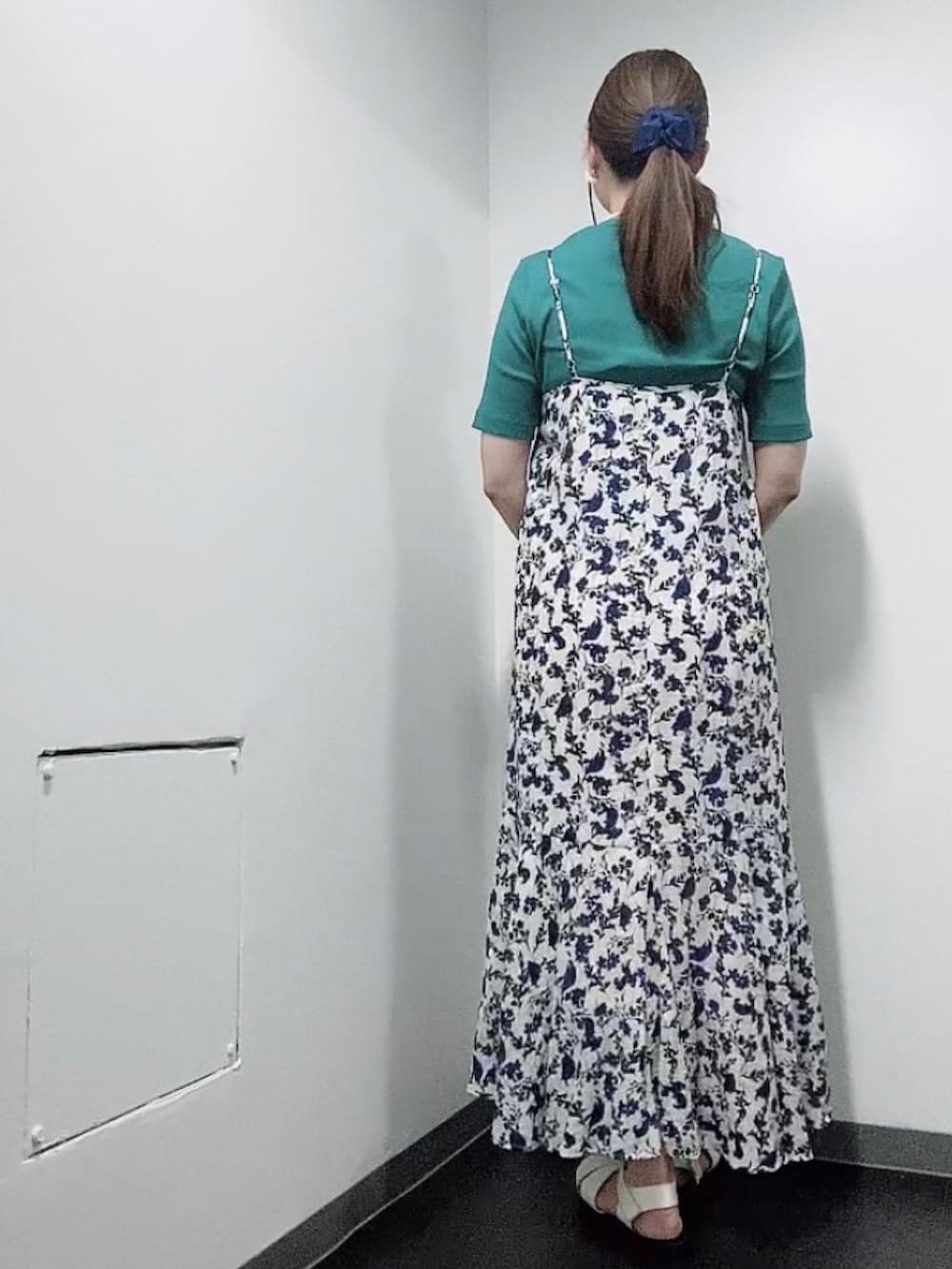 ブルー系のワンピース、ホワイト系のサンダル、グリーン系のTシャツ/カットソーを着用したレディースの夏コーディネートの3枚目の写真
