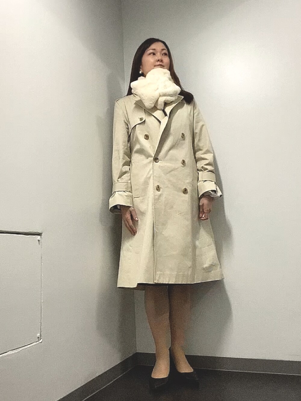 ブルー系のシャツ/ブラウス、ブラウン系のスーツセット、ブラック系のパンプスを着用したレディースの春コーディネートの4枚目の写真