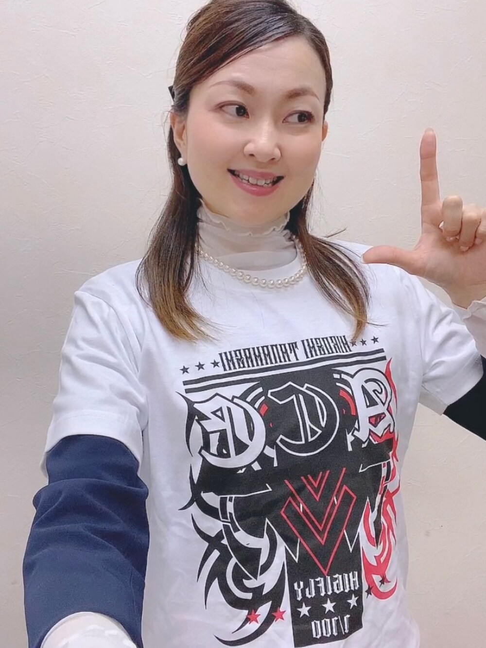 ホワイト系のTシャツ/カットソー、ブルー系のスーツセット、ホワイト系のTシャツ/カットソーを着用したレディースの春コーディネートの4枚目の写真