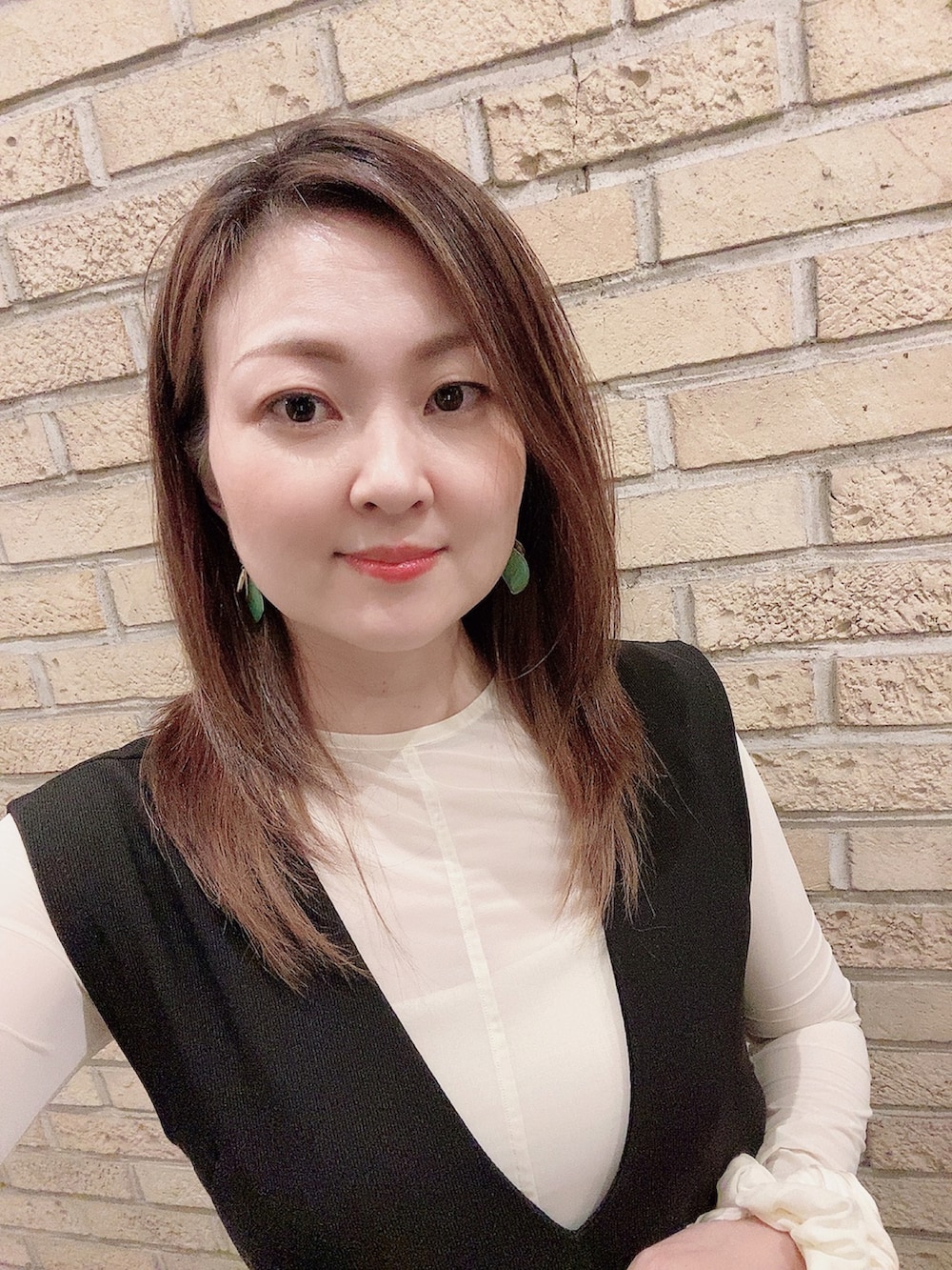 「カラーコーデ、FamilyMart、ファミマ靴下、シアーTシャツ、シアートップス、ジャンパースカート、グリーンコーデ、UNIQLO、GU」|「GUのアイテム(ショルダーバッグ、グリーン系)」を使った、玲央さん(レディース・160cm)の秋コーディネートの5枚目の写真