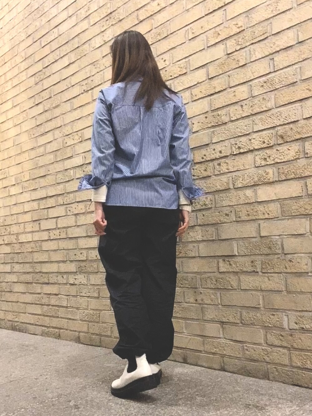 ブルー系のシャツ/ブラウス、ブラック系のカーゴパンツ、ホワイト系のレインシューズを着用したレディースの春コーディネートの2枚目の写真