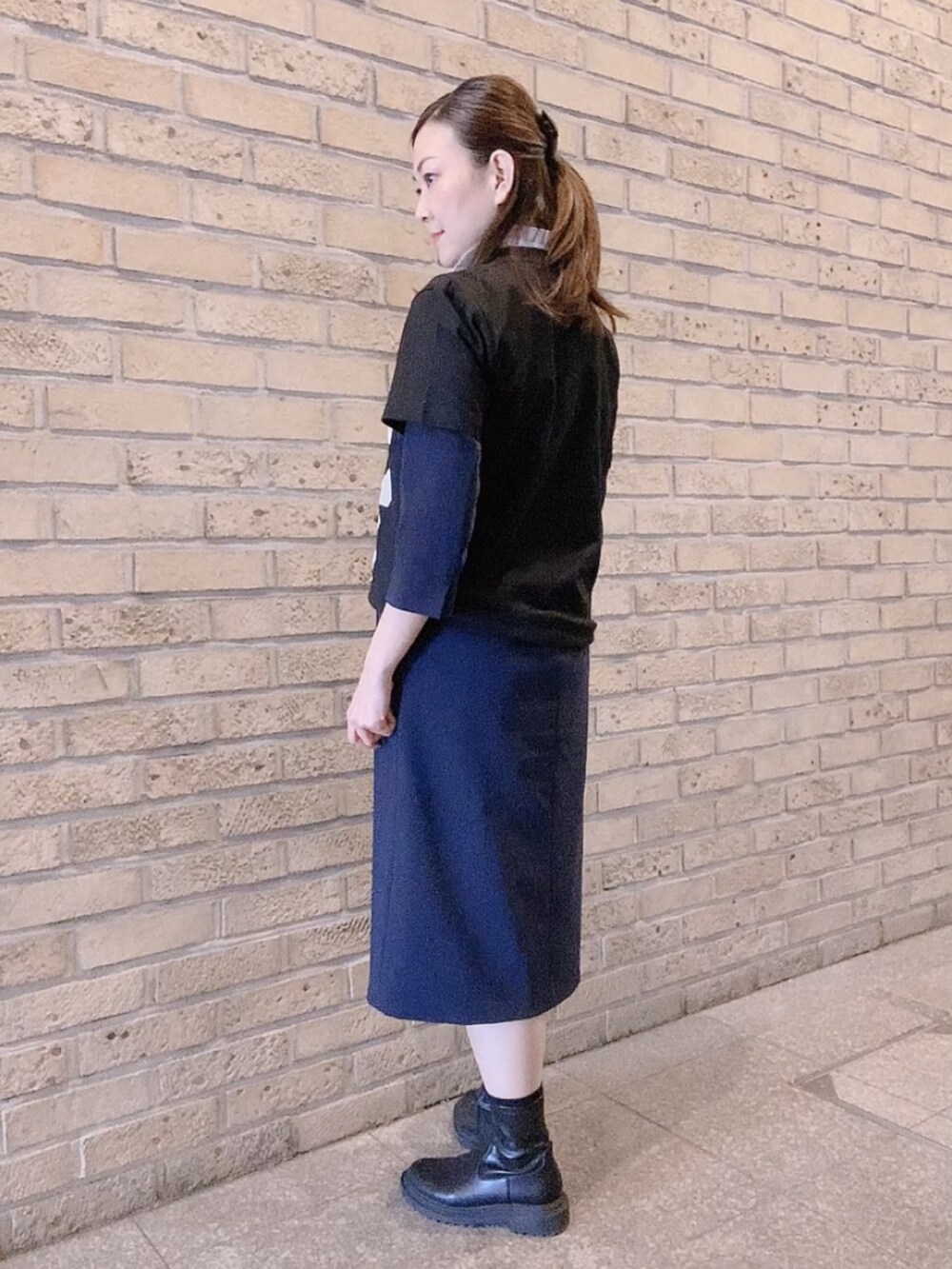 ブルー系のスーツセット、ブラック系のブーツ、ブラック系のTシャツ/カットソーを着用したレディースの冬コーディネートの2枚目の写真