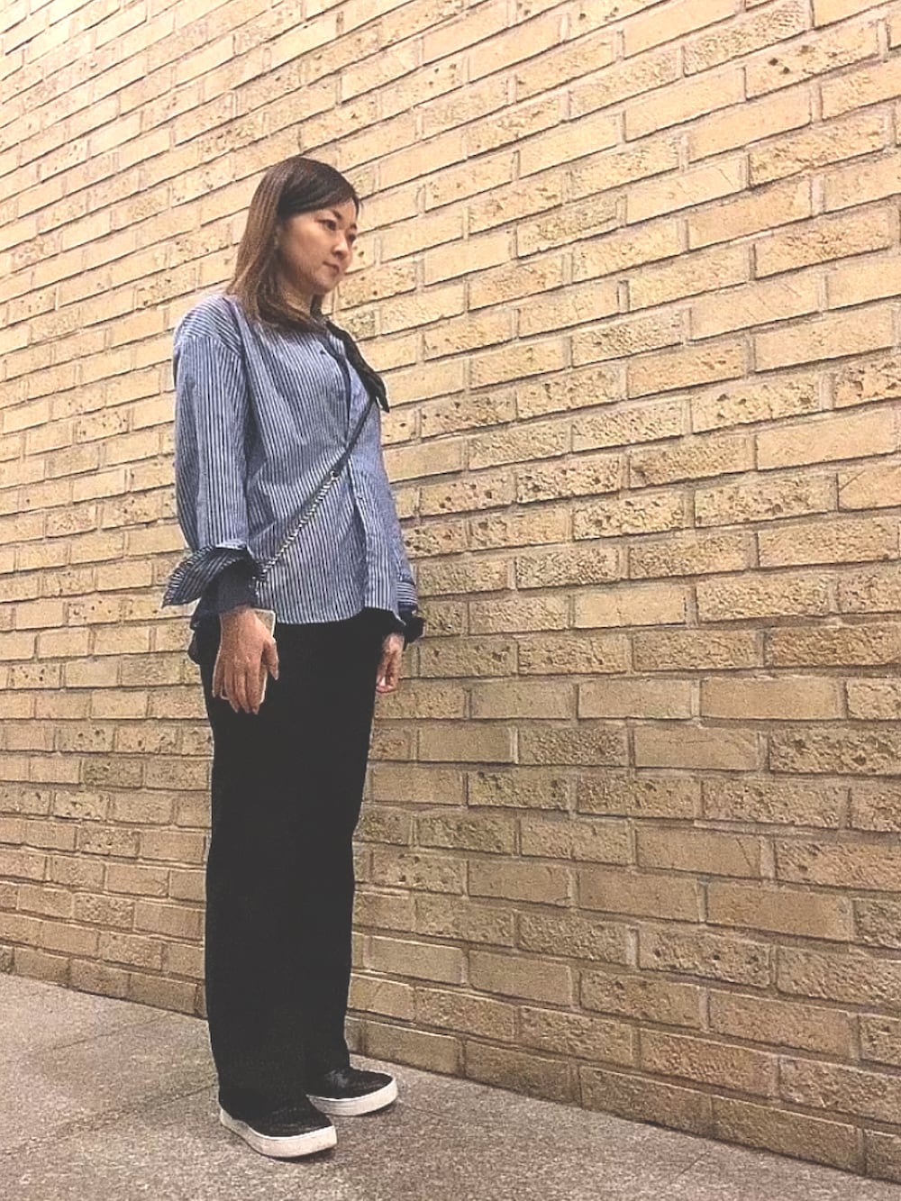 ブルー系のTシャツ/カットソー、ブルー系のシャツ/ブラウス、ブラック系のスラックスを着用したレディースの春コーディネートの2枚目の写真