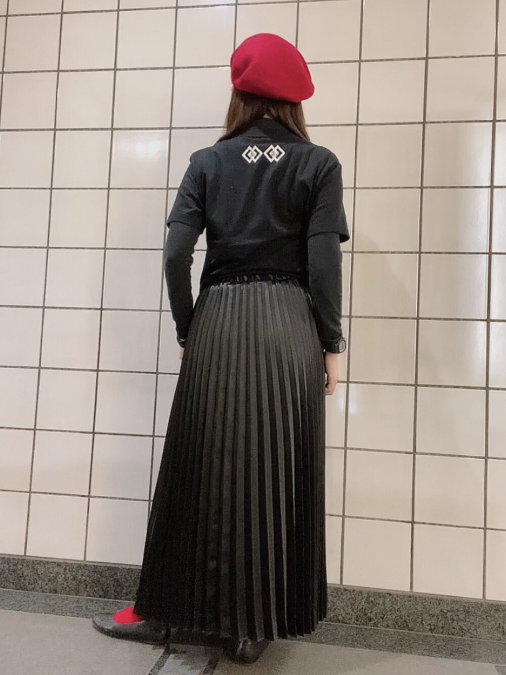 ブラック系のTシャツ/カットソー、ブラック系のスカート、ブラック系のパンプスを着用したレディースの秋コーディネートの3枚目の写真