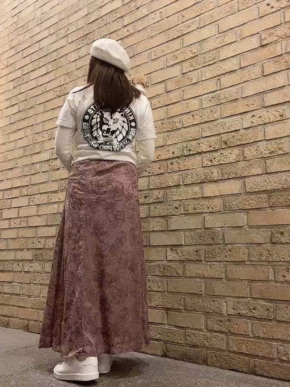 ホワイト系のTシャツ/カットソー、ピンク系のスカート、ホワイト系のスニーカーを着用したレディースの春コーディネートの3枚目の写真