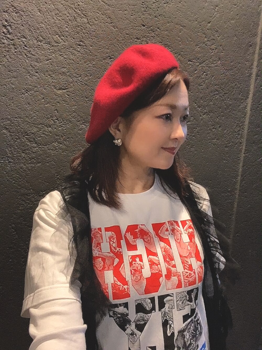 ブラック系のジャンパースカート、ホワイト系のTシャツ/カットソー、ブラック系のベストを着用したレディースの秋コーディネートの3枚目の写真