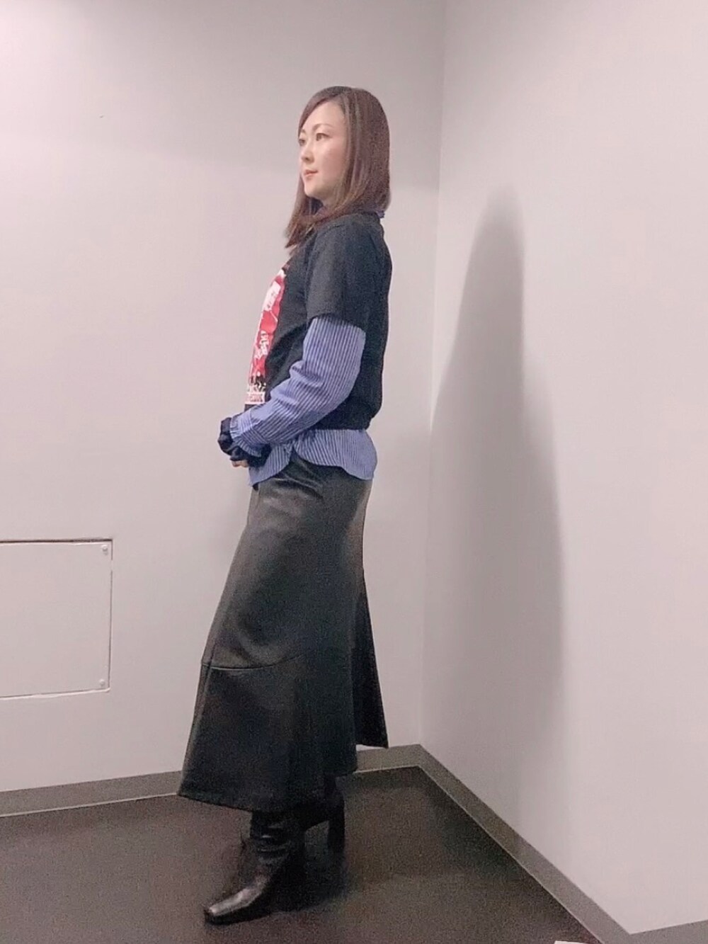 ブラック系のTシャツ/カットソー、ブルー系のシャツ/ブラウス、ブラック系のスカートを着用したレディースの冬コーディネートの4枚目の写真