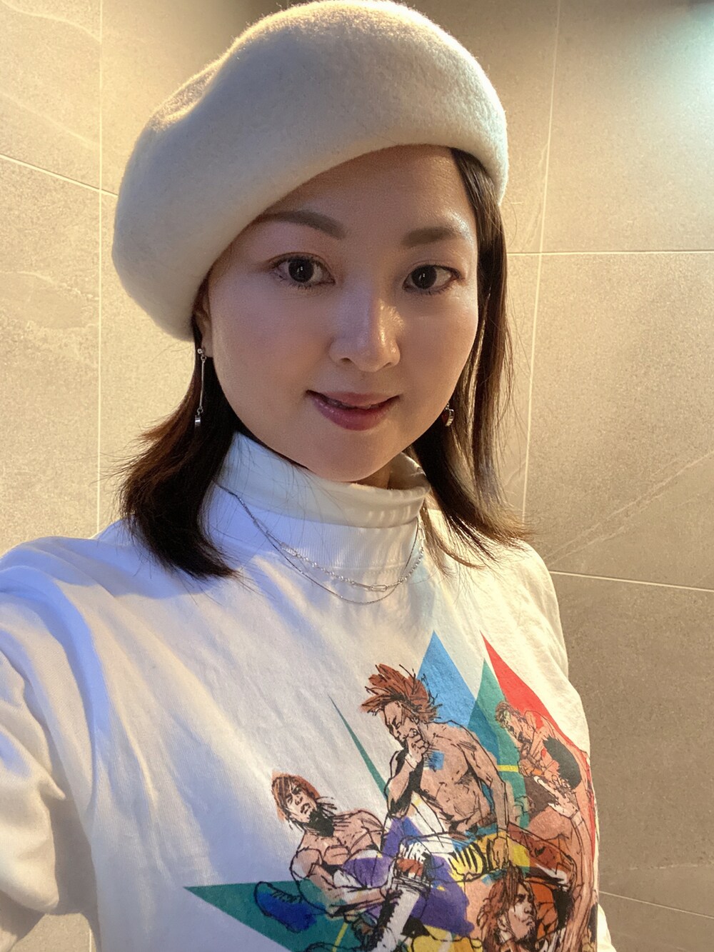 ホワイト系のTシャツ/カットソー、ホワイト系のパンツ、ホワイト系のブーツを着用したレディースの冬コーディネートの3枚目の写真