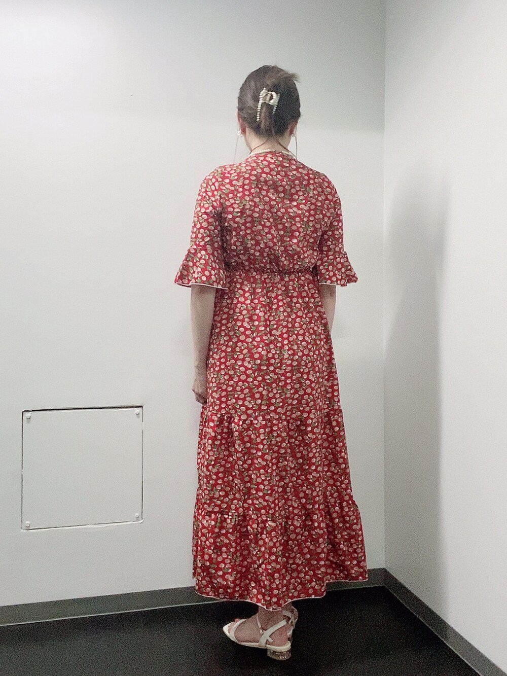 レッド系のワンピース、ホワイト系のサンダル、ホワイト系のタンクトップを着用したレディースの夏コーディネートの3枚目の写真