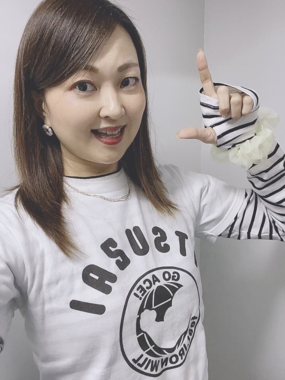 「逸材Tシャツ、棚橋Tシャツ、棚橋弘至、新日本プロレス、新日コーデ、棚橋コーデ、プロレスコーデ、プロレスTシャツ、アームウォーマー、テーラードベスト、カラーソックス、ファミマ靴下、柳橋唯、推しグッズ、推し活」|「闘魂SHOP+のサイズ160cm 3200円 2022年9月発売(Tシャツ/カットソー、ホワイト系)」を使った、玲央さん(レディース・160cm)の秋コーディネートの5枚目の写真