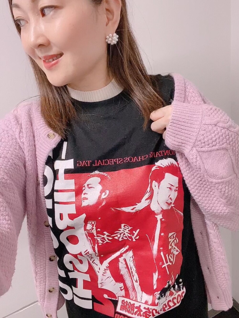 ブラック系のTシャツ/カットソー、ピンク系のカーディガン/ボレロ、ブラック系のスカートを着用したレディースの冬コーディネートの5枚目の写真