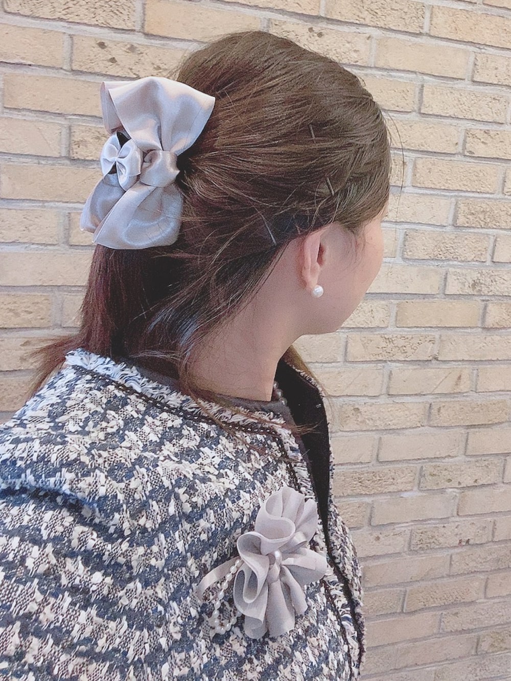 ブルー系のスーツセット、グレー系のパンプス、ベージュ系のバレッタ/ヘアクリップを着用したレディースの夏コーディネートの3枚目の写真