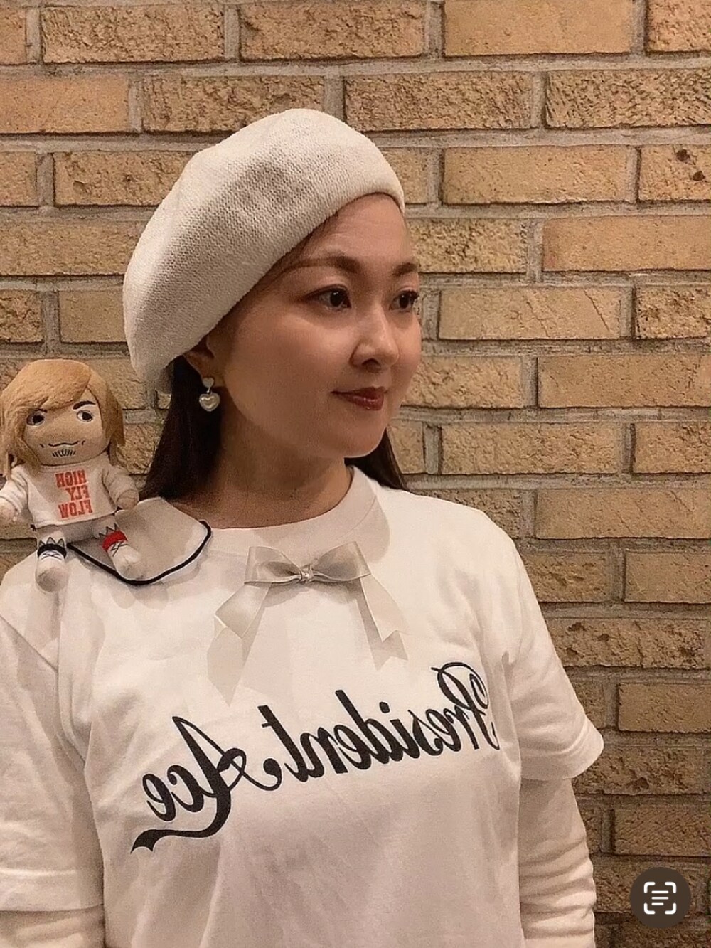 ホワイト系のTシャツ/カットソー、ピンク系のスカート、ホワイト系のスニーカーを着用したレディースの春コーディネートの5枚目の写真