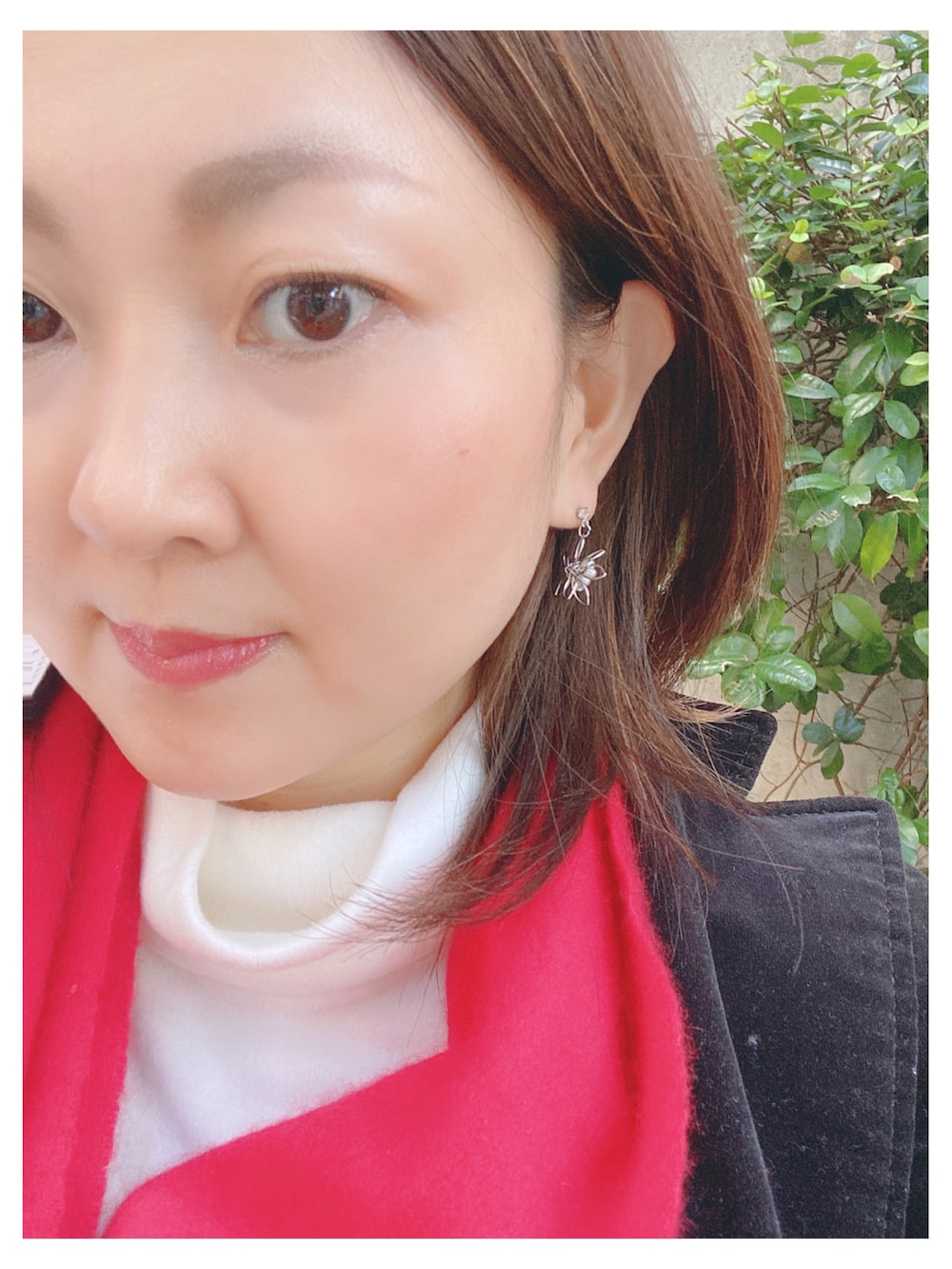 ブラック系のジャケット/アウター、ホワイト系のブーツ、ホワイト系のその他トップスを着用したレディースの冬コーディネートの3枚目の写真