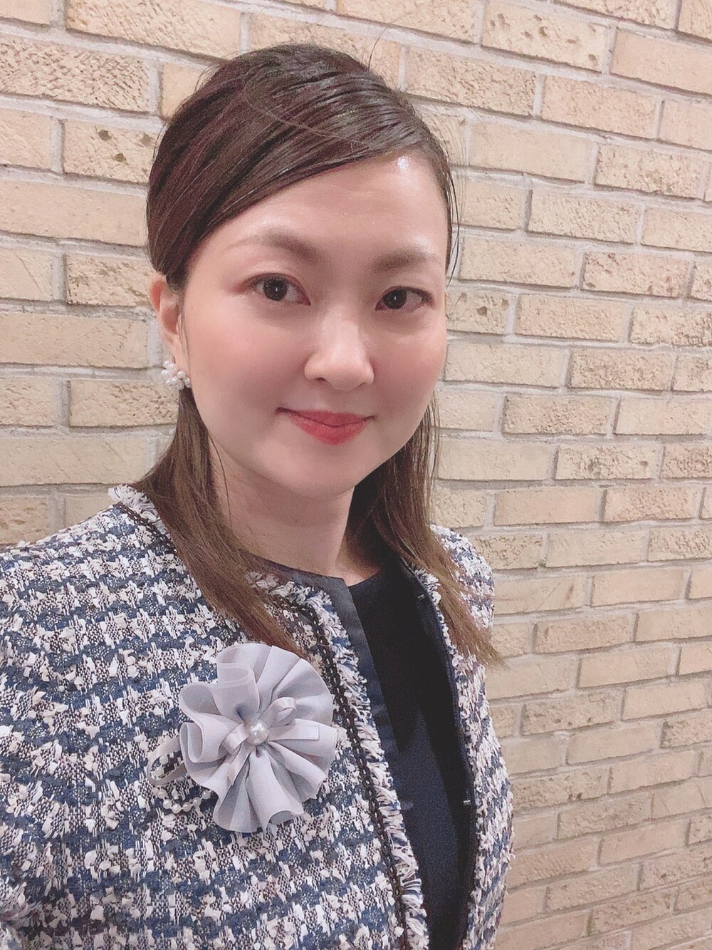 ブルー系のスーツセット、グレー系のパンプス、ブラック系のデジタル腕時計を着用したレディースの夏コーディネートの5枚目の写真