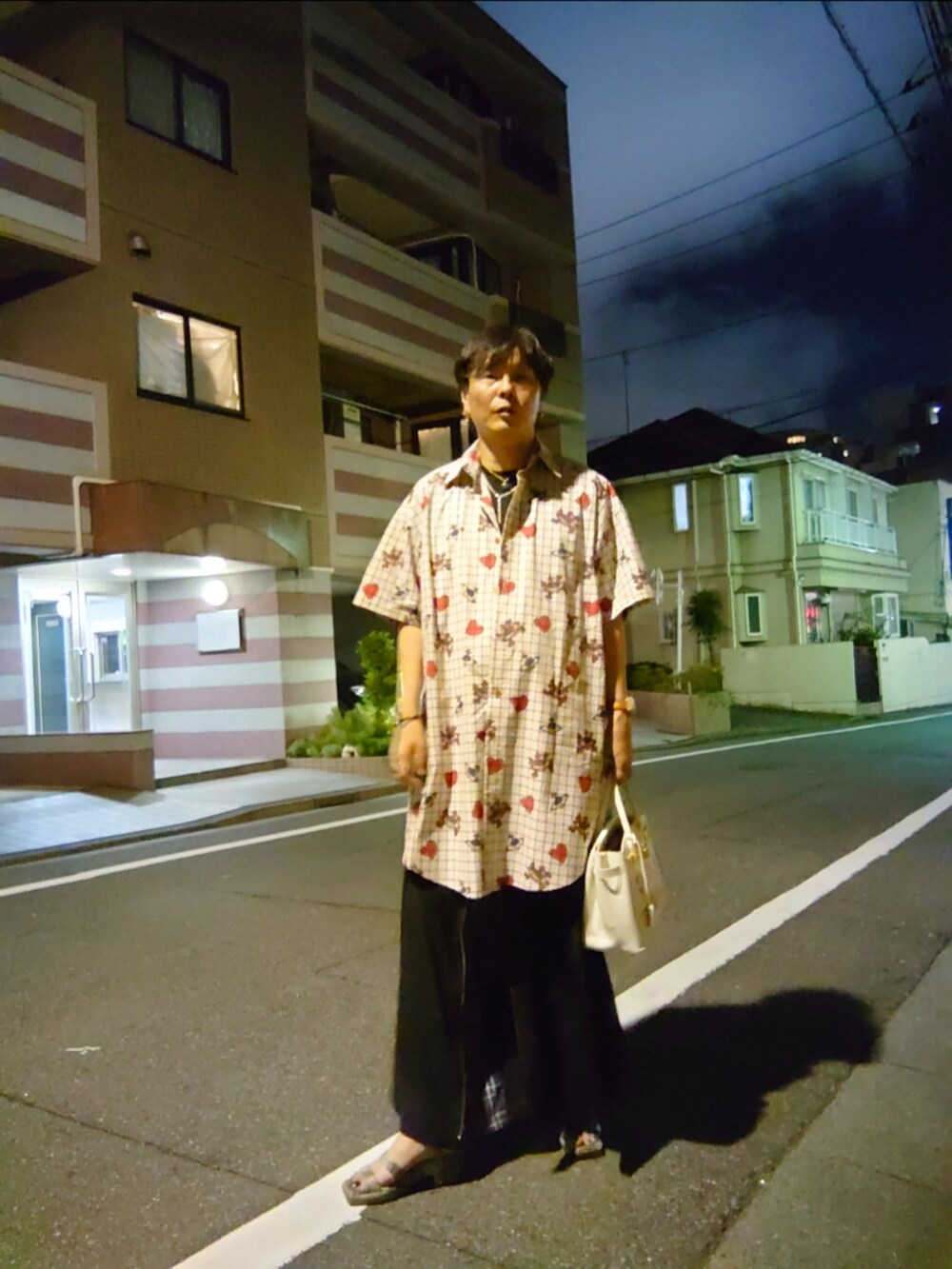 ベージュ系のシャツワンピース、ブラック系のその他パンツを着用したメンズの夏コーディネートの3枚目の写真