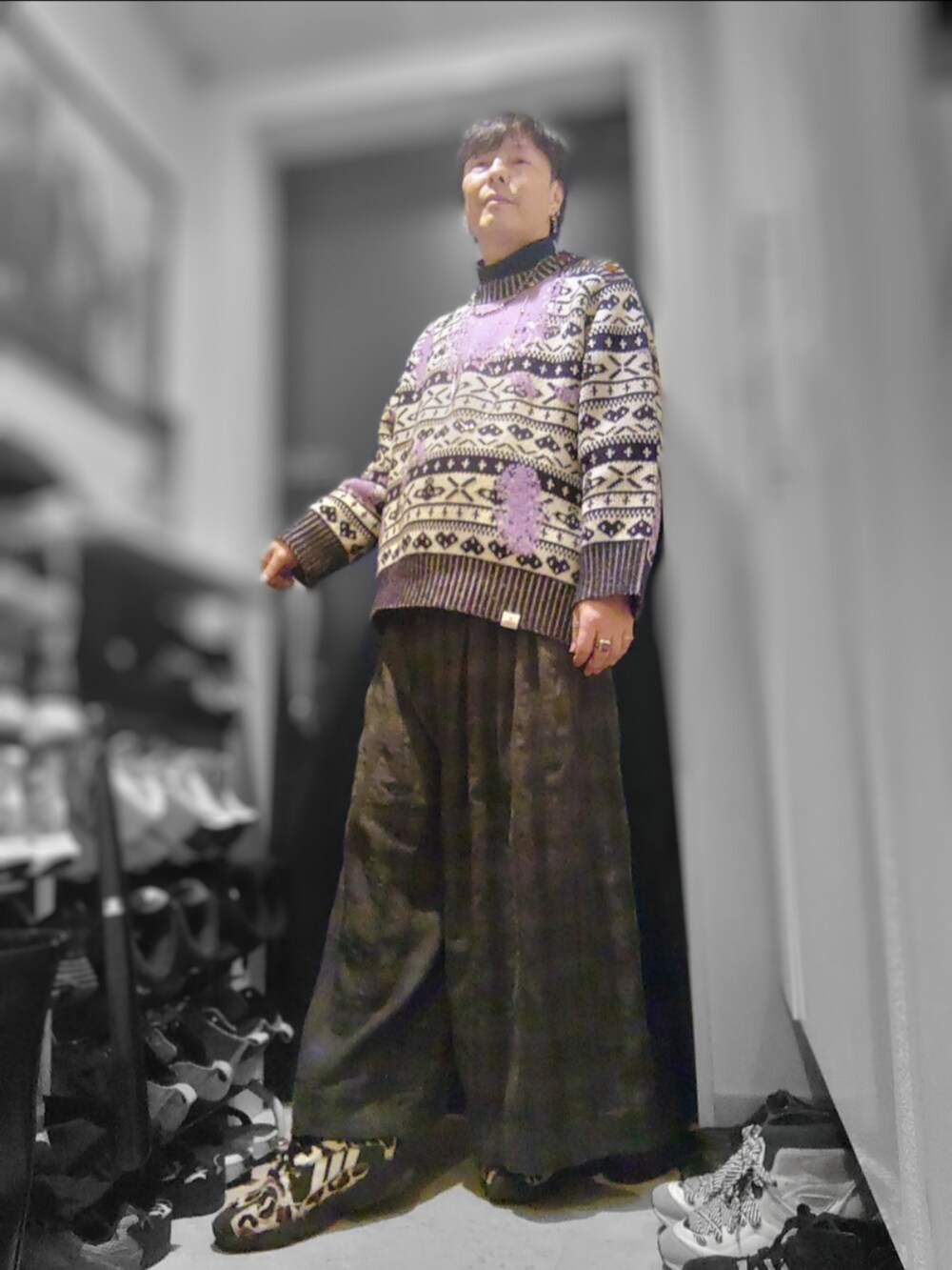 ホワイト系のニット/セーター、ブラック系のスニーカー、グレー系のその他パンツを着用したメンズの冬コーディネートの3枚目の写真