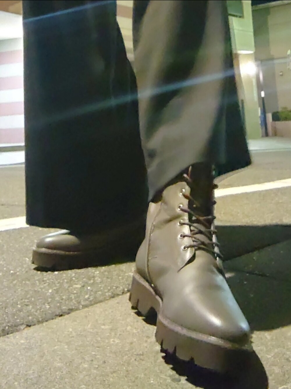 ブルー系のその他パンツ、グレー系のブーツ、ブルー系のテーラードジャケットを着用したメンズの秋コーディネートの5枚目の写真
