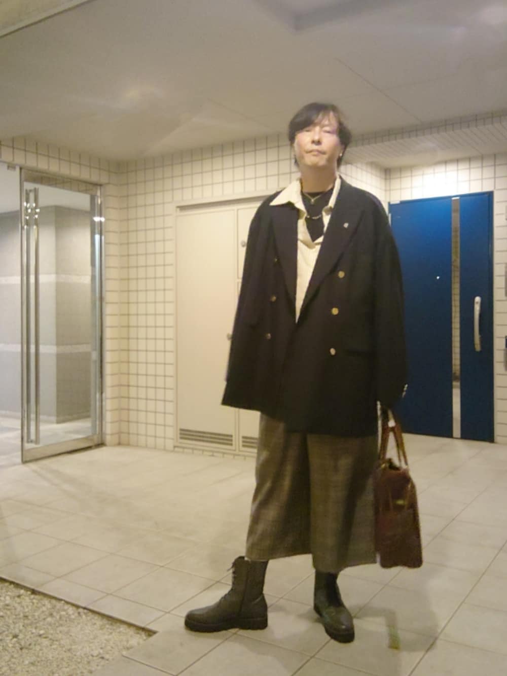 グレー系のその他パンツ、グレー系のブーツ、ブルー系のテーラードジャケットを着用したメンズの秋コーディネートの4枚目の写真