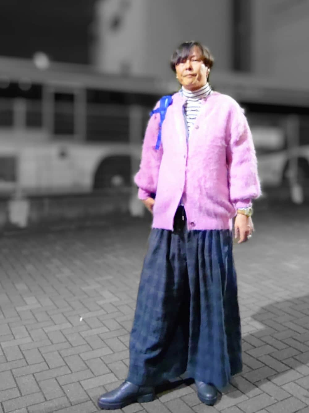 ピンク系のカーディガン/ボレロ、グレー系のその他パンツ、グレー系のブーツを着用したメンズの秋コーディネートの4枚目の写真