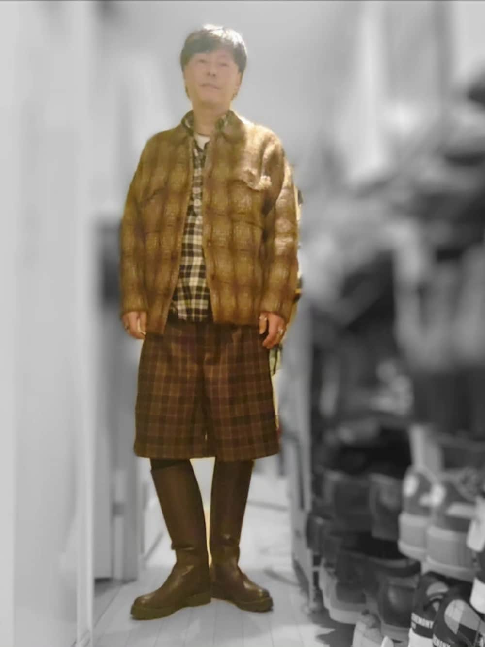 ブラウン系のカーディガン/ボレロ、ブラウン系のパンツ、ブラウン系のブーツを着用したメンズの冬コーディネートの4枚目の写真