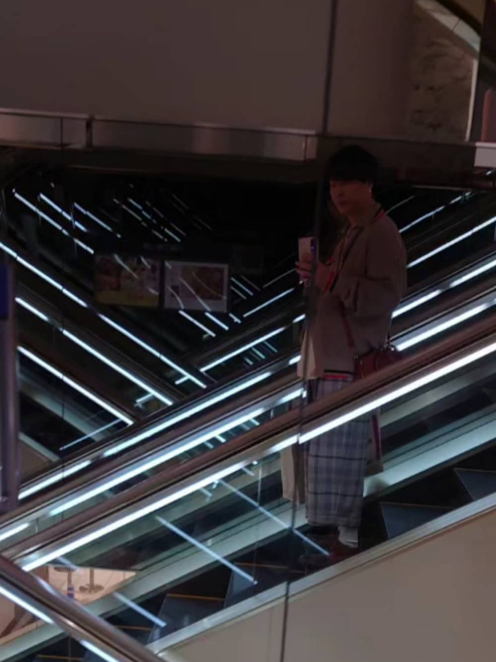 ベージュ系のニット/セーター、ベージュ系のその他パンツ、ゴールド系のピアス（両耳用）を着用したメンズの秋コーディネートの4枚目の写真