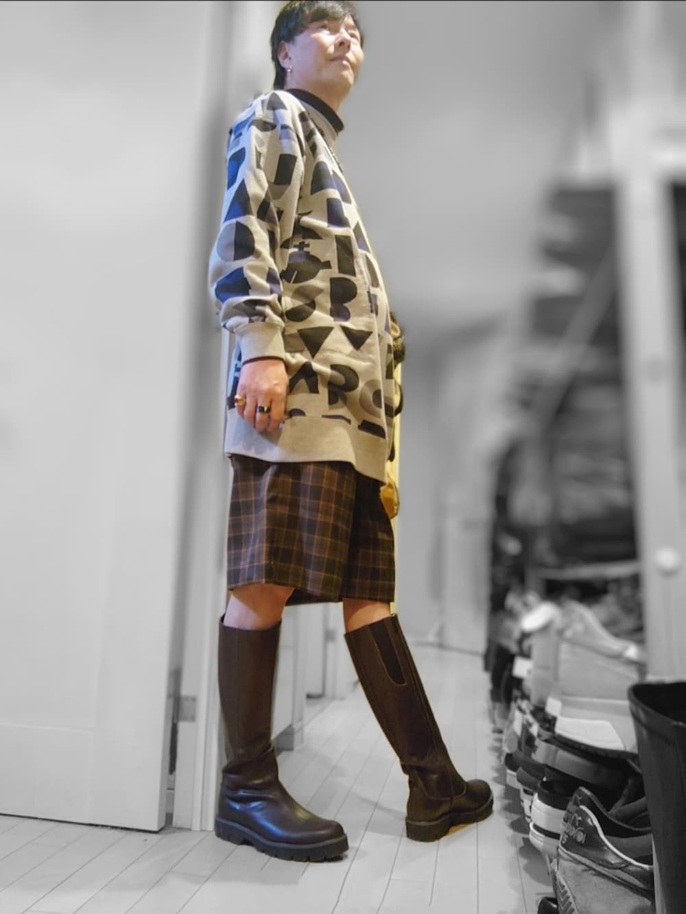 グレー系のスウェット、ブラウン系のブーツ、ブラウン系のパンツを着用したメンズの冬コーディネートの4枚目の写真