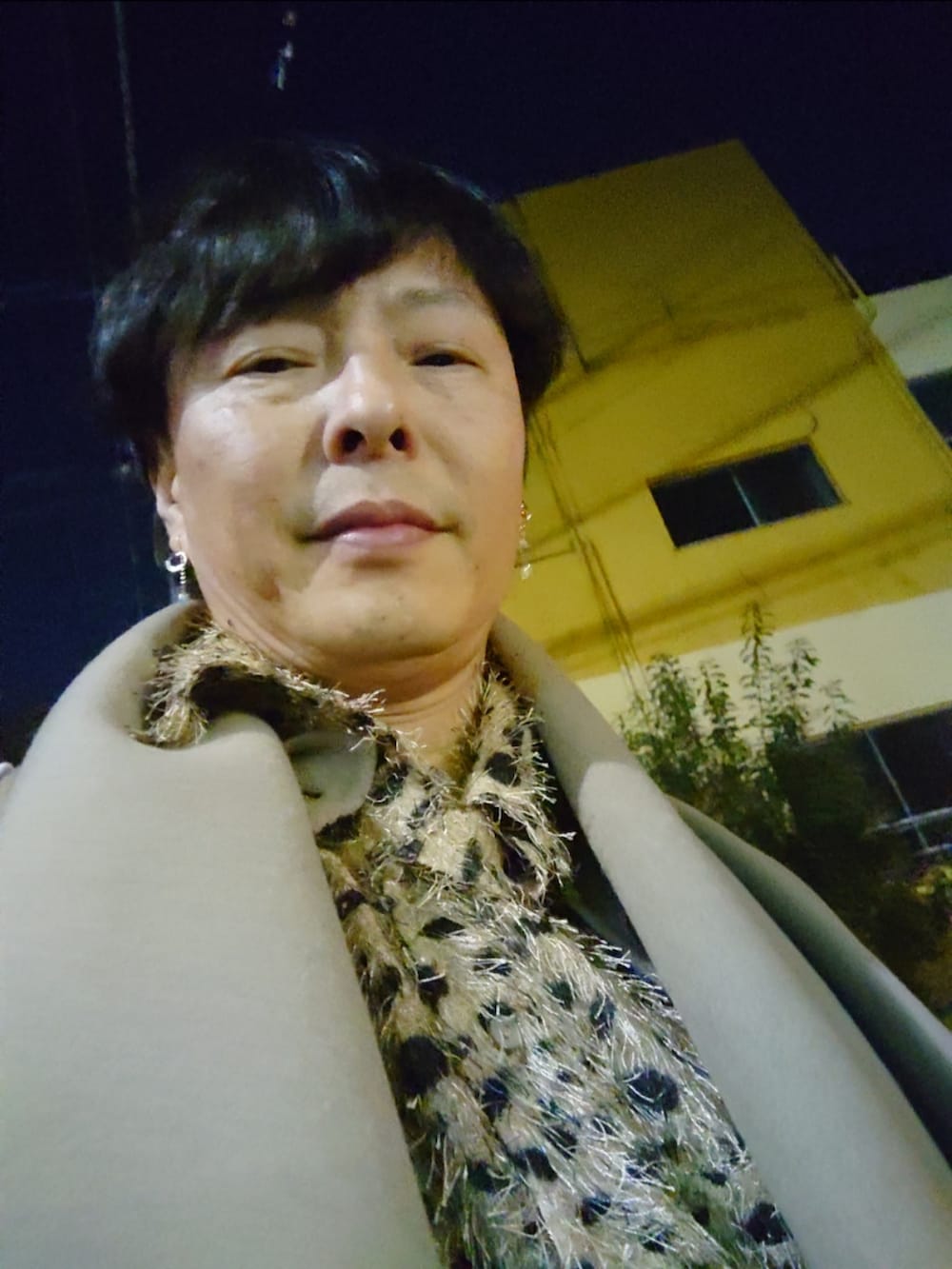 ベージュ系のダウンジャケット/コート、ベージュ系のシャツ/ブラウス、グレー系のその他パンツを着用したメンズの冬コーディネートの2枚目の写真