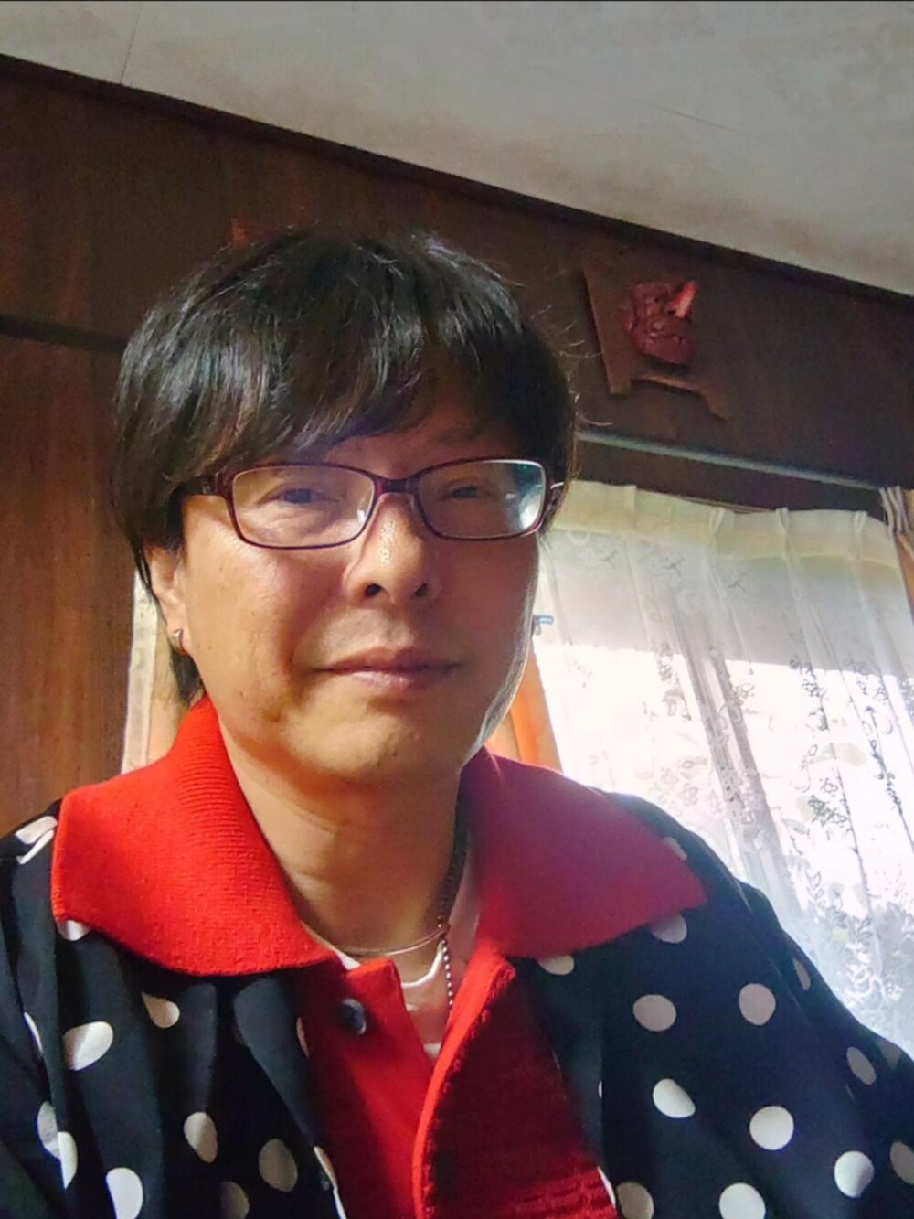 レッド系のポロシャツ、ブラック系のシャツ/ブラウス、ブルー系のカーゴパンツを着用したメンズの夏コーディネートの3枚目の写真