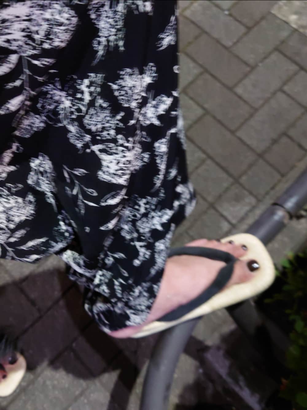 グレー系のサンダル、ブラック系のシャツ/ブラウス、ブラック系のその他パンツを着用したメンズの夏コーディネートの4枚目の写真