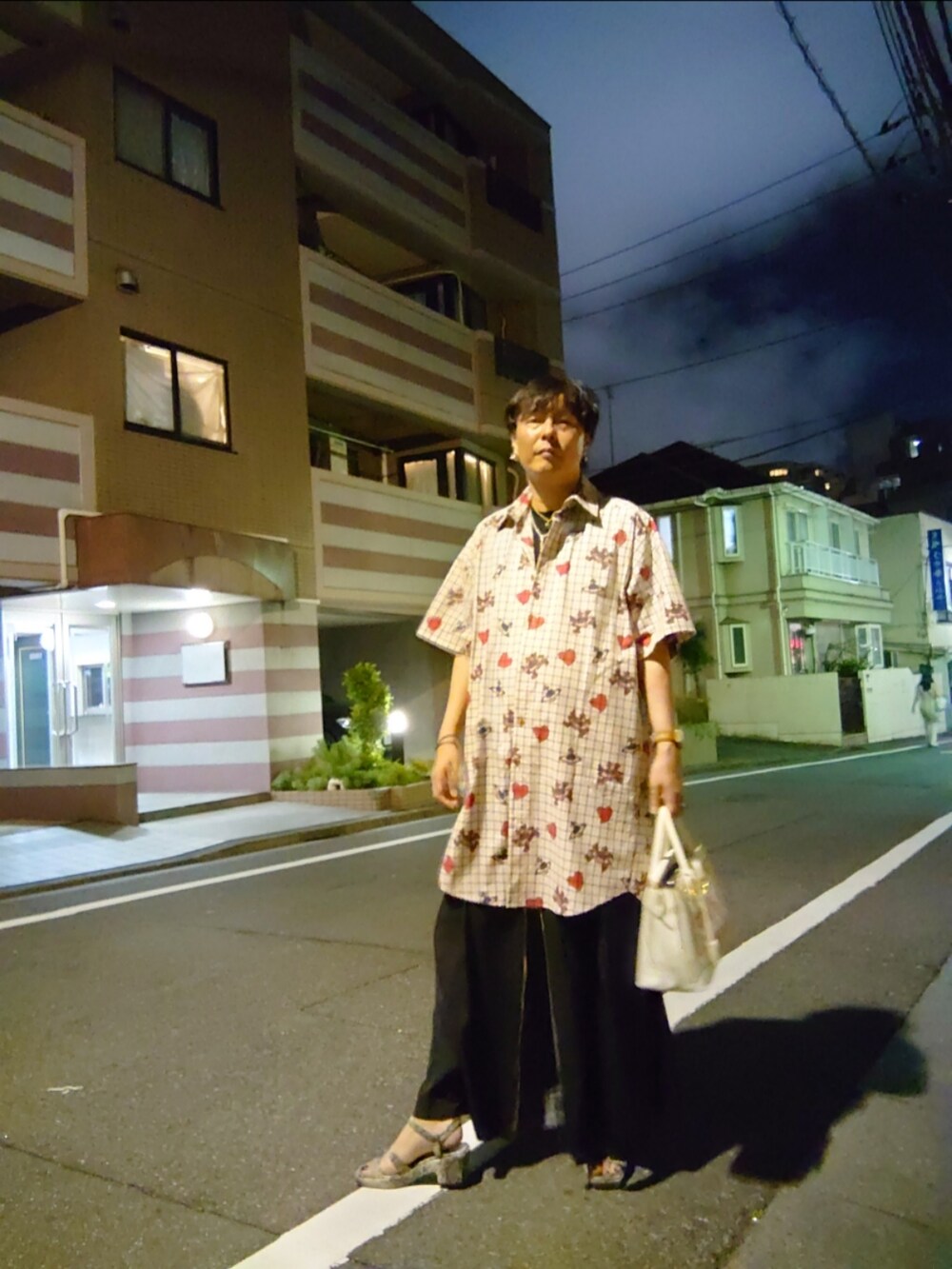 ベージュ系のシャツワンピース、ブラック系のその他パンツを着用したメンズの夏コーディネートの4枚目の写真