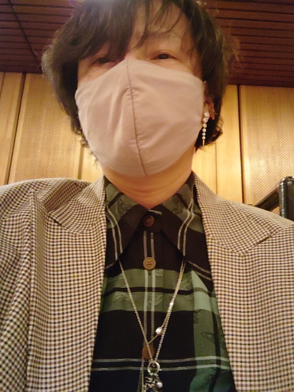 ブラウン系のテーラードジャケット、ブラック系のシャツ/ブラウス、ブラウン系のローファーを着用したメンズの春コーディネートの4枚目の写真