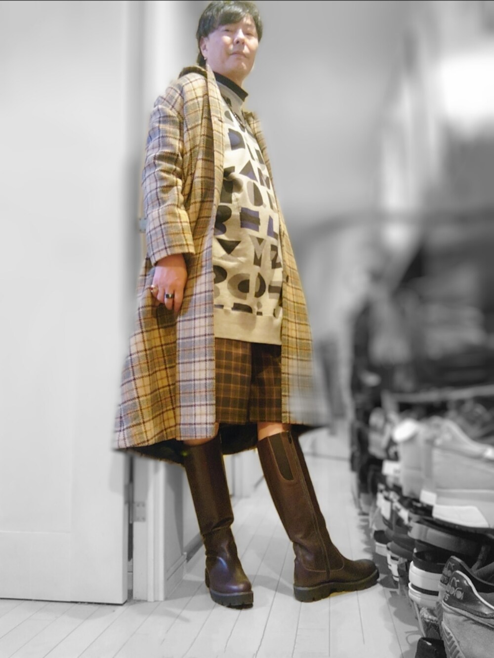 グレー系のスウェット、ブラウン系のブーツ、ブラウン系のパンツを着用したメンズの冬コーディネートの3枚目の写真