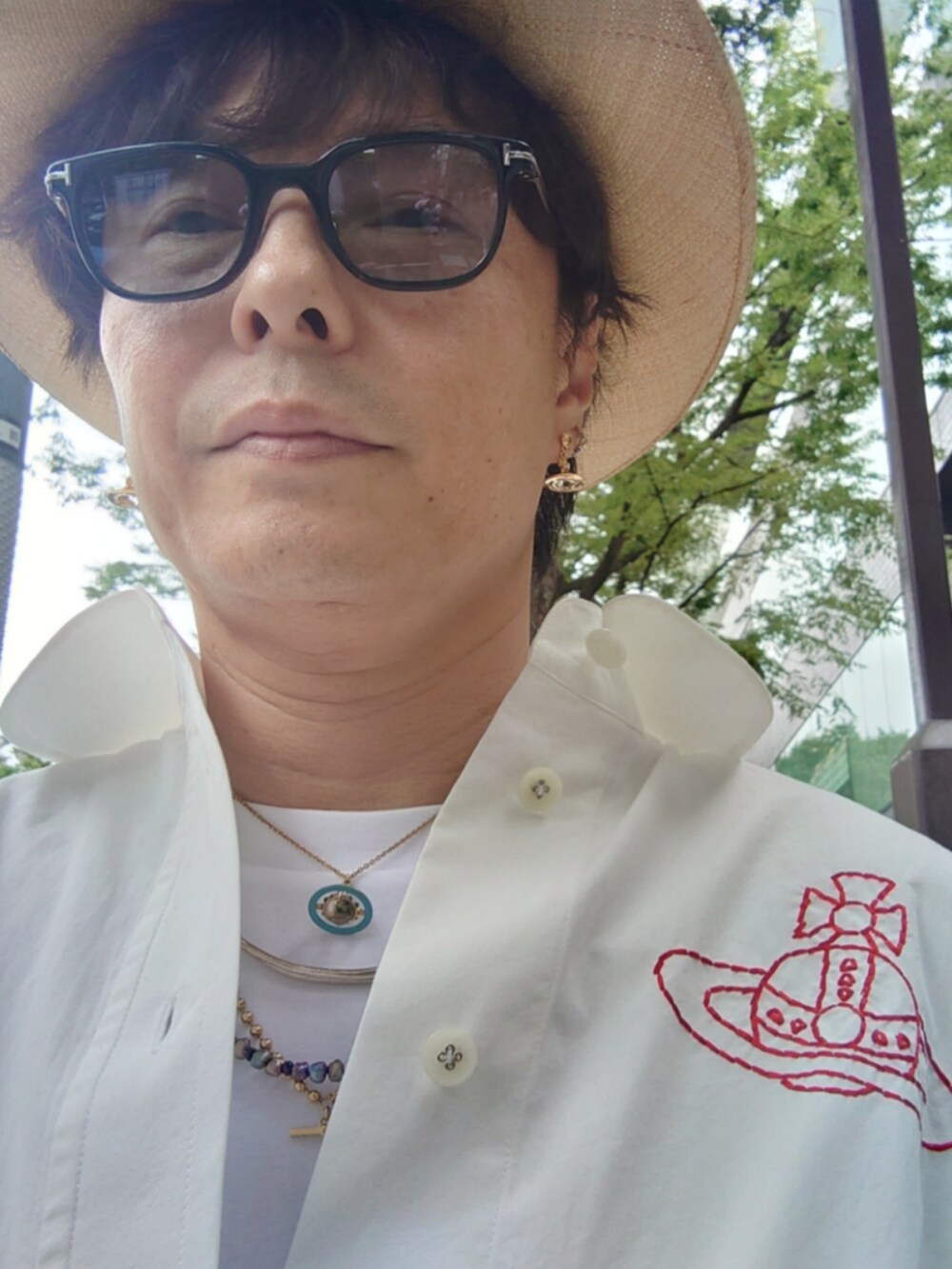 ホワイト系のシャツ/ブラウス、その他のその他パンツ、ブラック系のその他シューズを着用したメンズの夏コーディネートの2枚目の写真