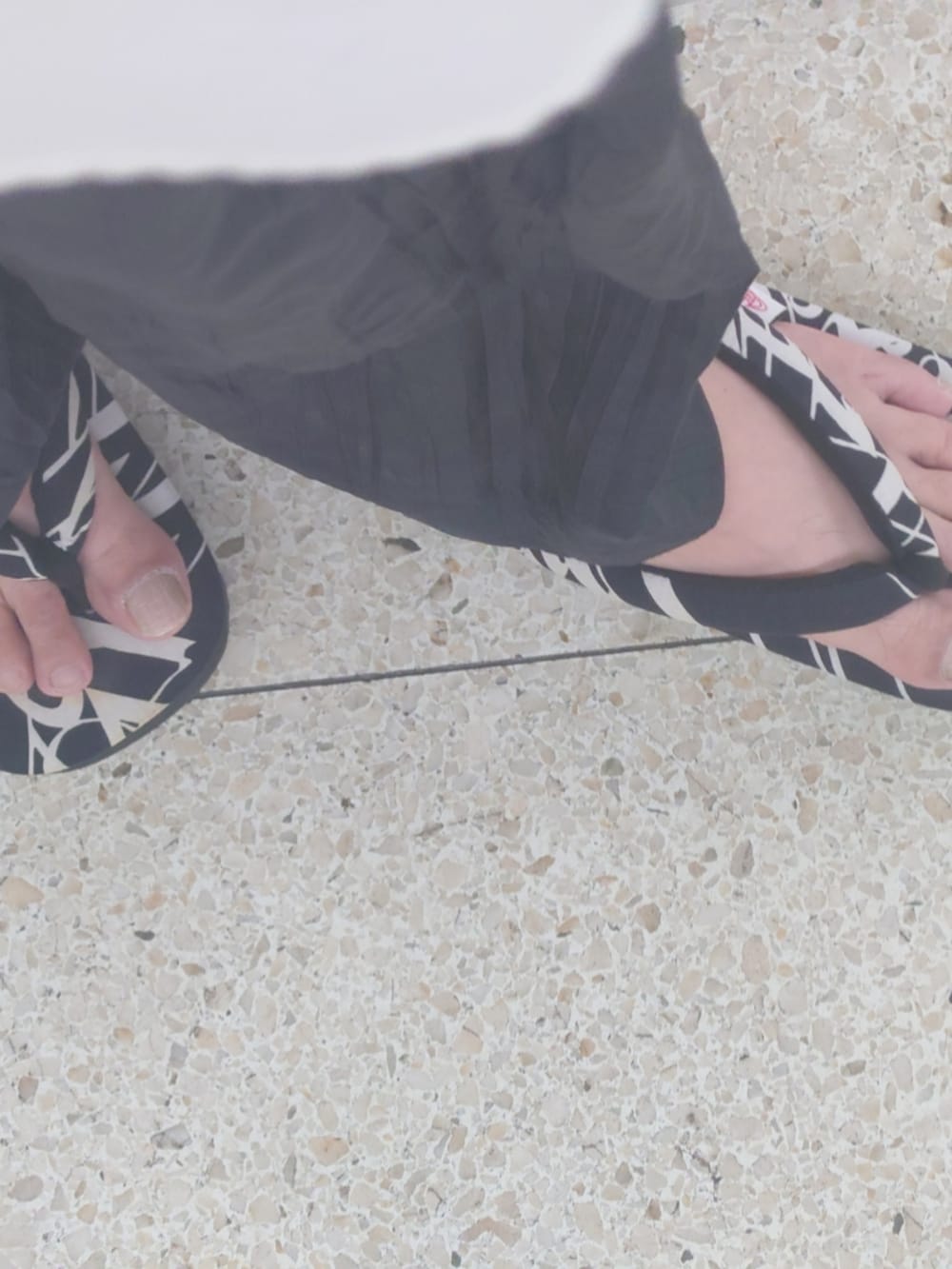 ホワイト系のシャツ/ブラウス、その他のその他パンツ、ブラック系のその他シューズを着用したメンズの夏コーディネートの4枚目の写真