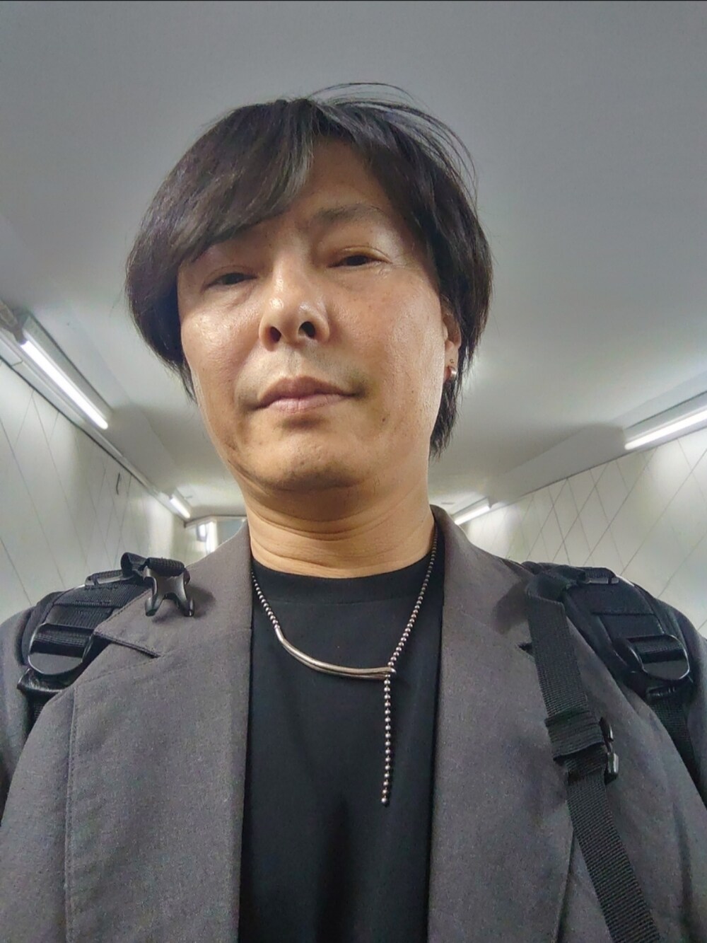 グレー系のその他パンツ、グレー系のテーラードジャケット、ブラック系のTシャツ/カットソーを着用したメンズの夏コーディネートの5枚目の写真