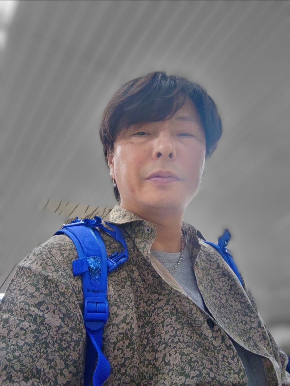 グレー系のデニムパンツを着用したメンズの秋コーディネートの2枚目の写真