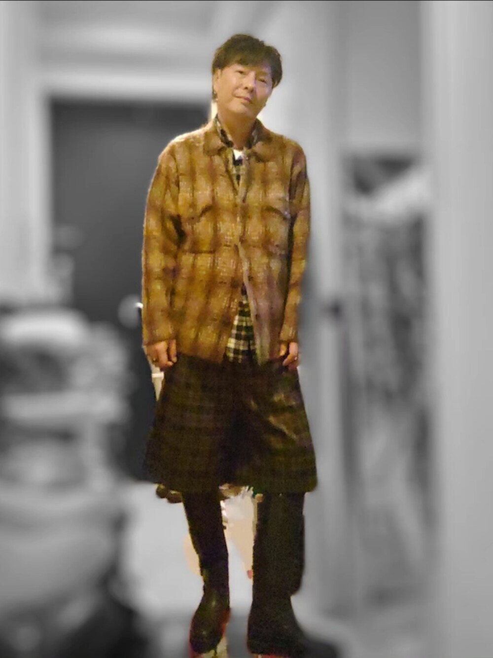 ブラウン系のカーディガン/ボレロ、ブラウン系のパンツ、ブラウン系のブーツを着用したメンズの冬コーディネートの2枚目の写真