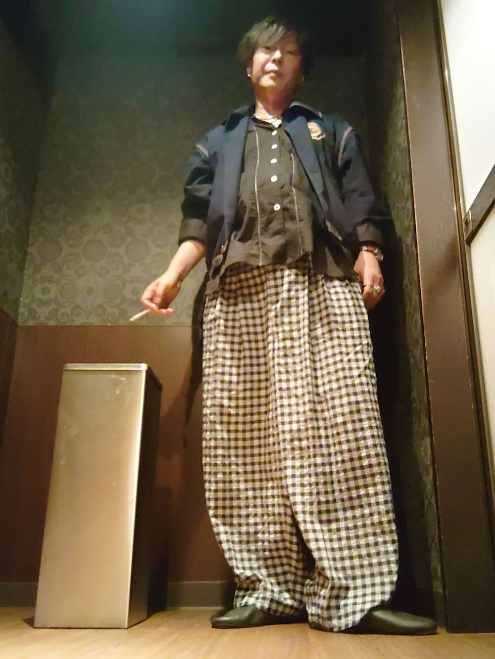 グレー系のスラックス、ブルー系のその他アウター、ホワイト系のスニーカーを着用したメンズの春コーディネートの2枚目の写真