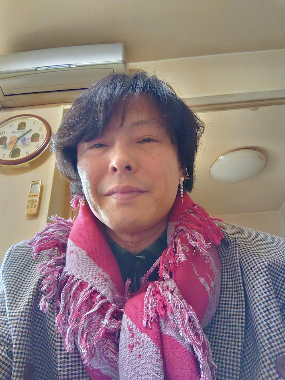 ブラウン系のテーラードジャケット、ブラック系のシャツ/ブラウス、ブラウン系のローファーを着用したメンズの春コーディネートの3枚目の写真