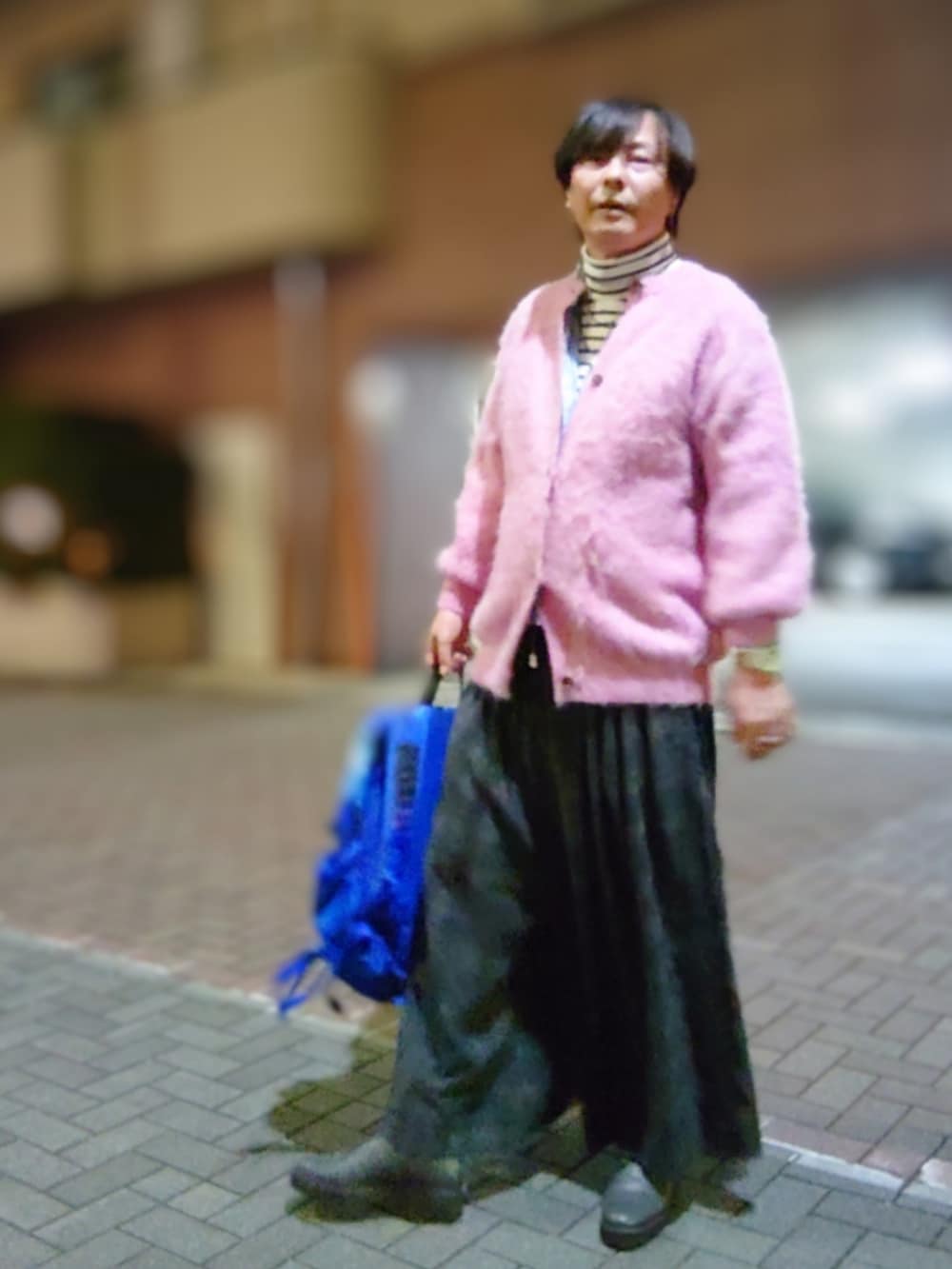 ピンク系のカーディガン/ボレロ、グレー系のその他パンツ、グレー系のブーツを着用したメンズの秋コーディネートの3枚目の写真