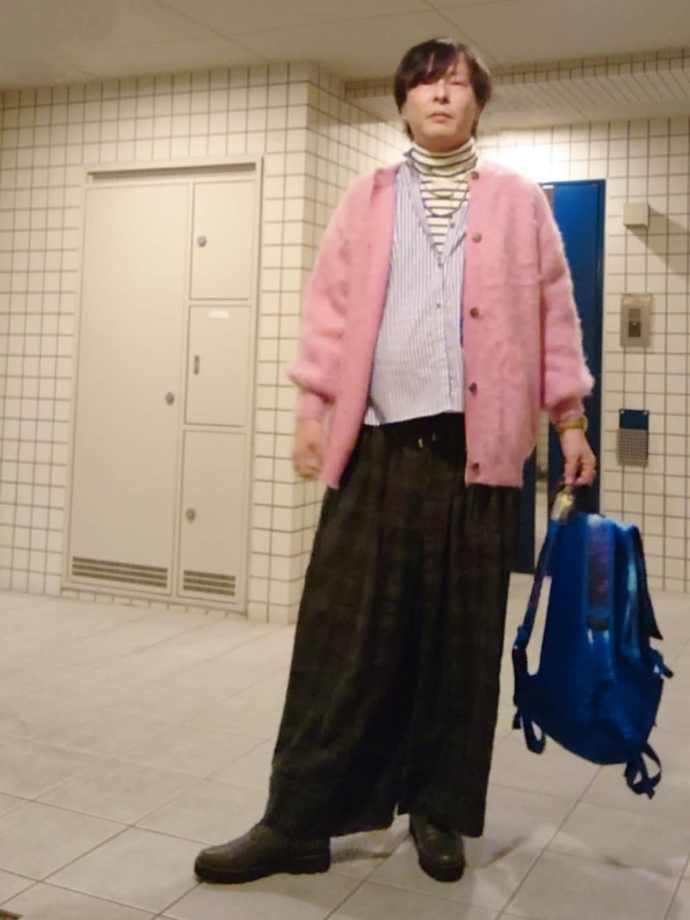 ピンク系のカーディガン/ボレロ、グレー系のその他パンツ、グレー系のブーツを着用したメンズの秋コーディネートの2枚目の写真