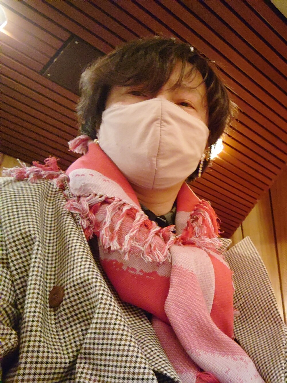 ブラウン系のテーラードジャケット、ブラック系のシャツ/ブラウス、ブラウン系のローファーを着用したメンズの春コーディネートの2枚目の写真