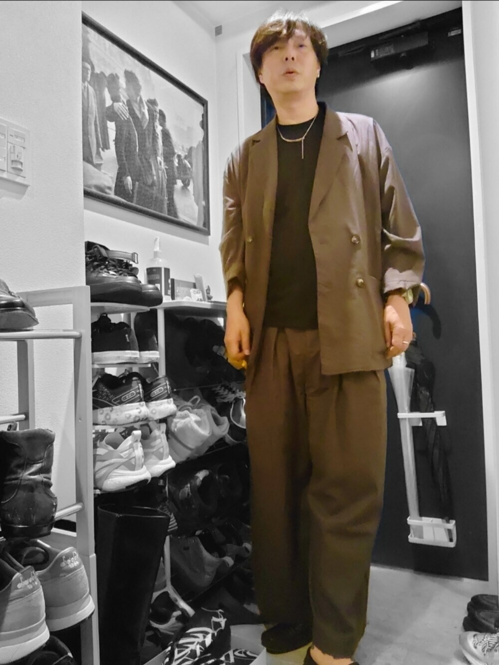 グレー系のその他パンツ、グレー系のテーラードジャケット、ブラック系のTシャツ/カットソーを着用したメンズの夏コーディネートの3枚目の写真