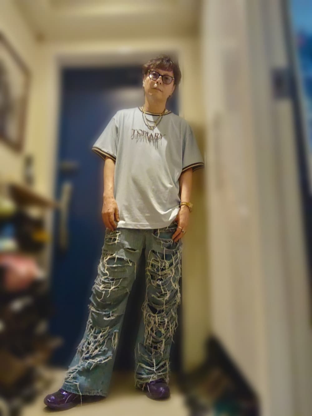 ブルー系のTシャツ/カットソー、ブルー系のデニムパンツ、パープル系のスニーカーを着用したメンズの夏コーディネートの2枚目の写真