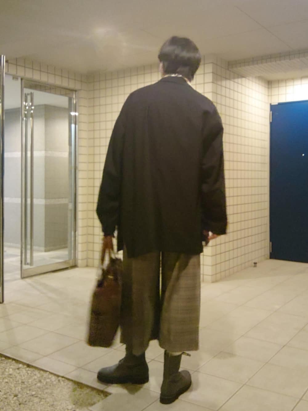 グレー系のその他パンツ、グレー系のブーツ、ブルー系のテーラードジャケットを着用したメンズの秋コーディネートの2枚目の写真