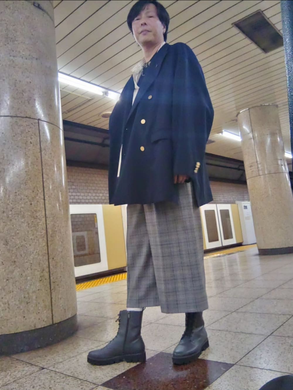 グレー系のその他パンツ、グレー系のブーツ、ブルー系のテーラードジャケットを着用したメンズの秋コーディネートの5枚目の写真