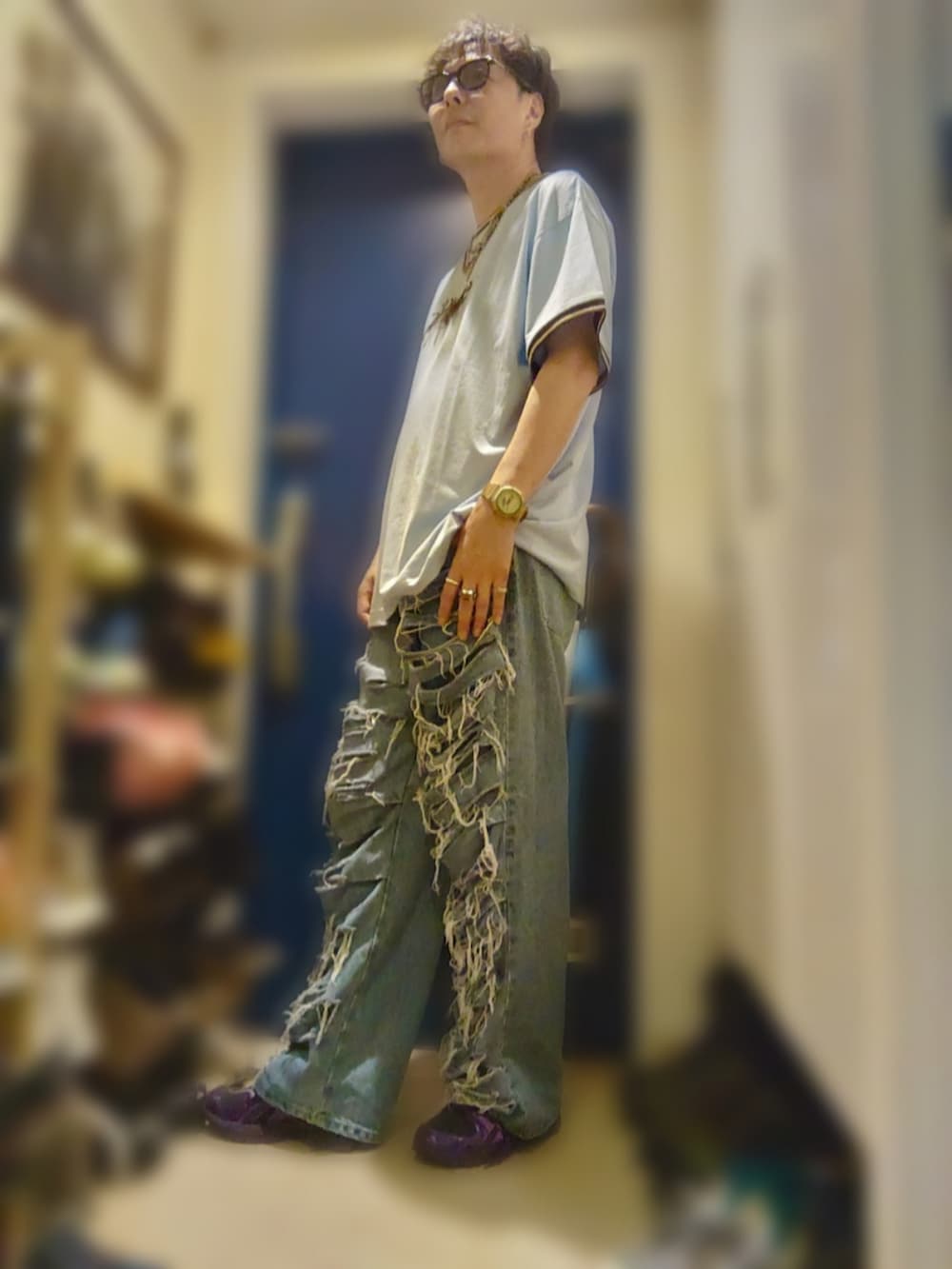 ブルー系のTシャツ/カットソー、ブルー系のデニムパンツ、パープル系のスニーカーを着用したメンズの夏コーディネートの4枚目の写真